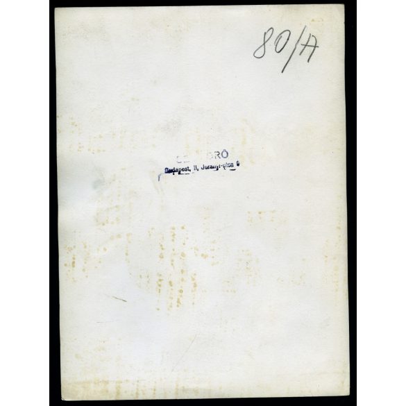 Nagyobb méret, Szendrő István fotóművészeti alkotása, Budapest, Botond Györgyi műkorcsolya bajnoknő a Városligetben, háttérben a Vajdahunyad vára, 1940-es évek. Eredeti, pecséttel jelzett fotó, papírk