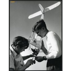   Nagyobb méret, Szendrő István fotóművészeti alkotása, motoros repülőgépmodell verseny 1930-as évek. Eredeti, pecséttel jelzett fotó, papírkép, Agfa Brovira papíron. Dekorációnak, ajándéknak is kiváló.