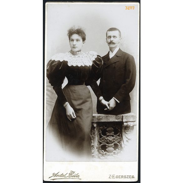 Antal műterem, Zalaegerszeg, házaspár gyönyörű ruhában, bajusz, cvikker,  portré, Zala megye, 1890-es évek, Eredeti nagyméretű (!) kabinetfotó különös hátlappal.   