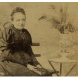 Fái műterem, B.Gyula, (Békésgyula, Gyula),  elegáns hölgy gyönyörű ruhában, Bibliával, hajviselet, Békés megye, helytörténet, 1880-as évek, Eredeti kabinetfotó, felülete foltos.   