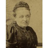 Fái műterem, B.Gyula, (Békésgyula, Gyula),  elegáns hölgy gyönyörű ruhában, Bibliával, hajviselet, Békés megye, helytörténet, 1880-as évek, Eredeti kabinetfotó, felülete foltos.   