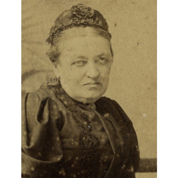 Fái műterem, B.Gyula, (Békésgyula, Gyula),  elegáns hölgy gyönyörű ruhában, Bibliával, hajviselet, Békés megye, helytörténet, 1880-as évek, Eredeti kabinetfotó, felülete foltos.   