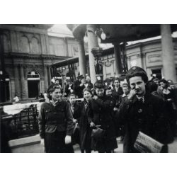   Egyházi leányiskola diákjai egyenruhában, Pesterzsébet (Budapest), Kioszk (KIOSK) épülete a háttérben, Pest megye, helytörténet, 1941, 1940-es évek, Eredeti fotó, papírkép.  