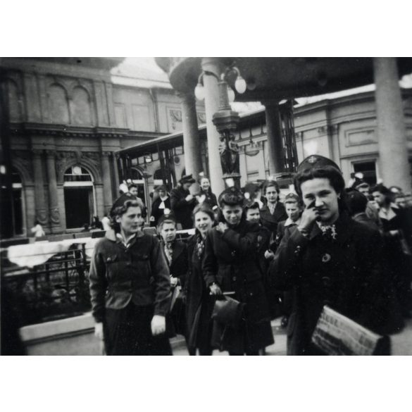 Egyházi leányiskola diákjai egyenruhában, Pesterzsébet (Budapest), Kioszk (KIOSK) épülete a háttérben, Pest megye, helytörténet, 1941, 1940-es évek, Eredeti fotó, papírkép.  