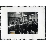 Egyházi leányiskola diákjai egyenruhában, Pesterzsébet (Budapest), Kioszk (KIOSK) épülete a háttérben, Pest megye, helytörténet, 1941, 1940-es évek, Eredeti fotó, papírkép.  