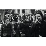 Egyházi leányiskola diákjai egyenruhában, Pesterzsébet (Budapest), Kioszk (KIOSK) épülete a háttérben, Pest megye, helytörténet, 1941, 1940-es évek, Eredeti fotó, papírkép.  