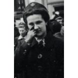 Egyházi leányiskola diákjai egyenruhában, Pesterzsébet (Budapest), Kioszk (KIOSK) épülete a háttérben, Pest megye, helytörténet, 1941, 1940-es évek, Eredeti fotó, papírkép.  