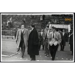   A Reál Madrid csapata megszemléli a pályát a Vasas SC - Real Madrid meccs előtt. Budapest, Népstadion, sport, foci, labdarúgás, 1958,  1950-es évek, szocializmus, Eredeti fotó, papírkép.   