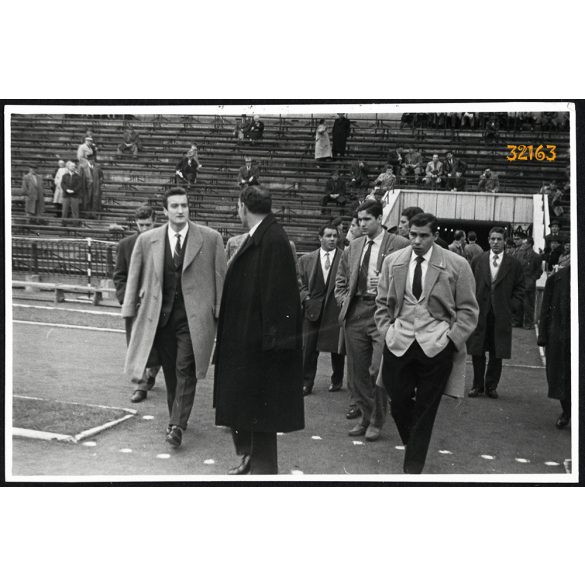 A Reál Madrid csapata megszemléli a pályát a Vasas SC - Real Madrid meccs előtt. Budapest, Népstadion, sport, foci, labdarúgás, 1958,  1950-es évek, szocializmus, Eredeti fotó, papírkép.   