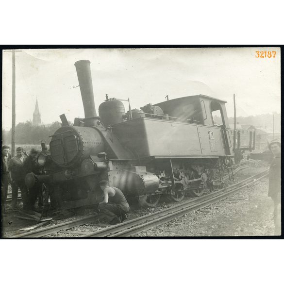 Nagyobb méret! Kisiklott gőzmozdony (BHÉV 22, MÁV 377) munkásokkal, Magyarország, vasút, jármű, közlekedés, baleset, 1920-as évek, Eredeti nagyobb méretű fotó, papírkép