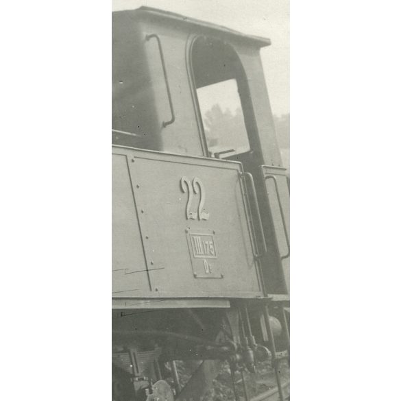 Nagyobb méret! Kisiklott gőzmozdony (BHÉV 22, MÁV 377) munkásokkal, Magyarország, vasút, jármű, közlekedés, baleset, 1920-as évek, Eredeti nagyobb méretű fotó, papírkép