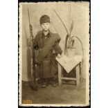 Kisfiú magyar katonai egyenruhában, szuronyos puskával, bajonettel, különös, 1930-as évek, Eredeti fotó, papírkép.  