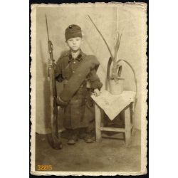   Kisfiú magyar katonai egyenruhában, szuronyos puskával, bajonettel, különös, 1930-as évek, Eredeti fotó, papírkép.  
