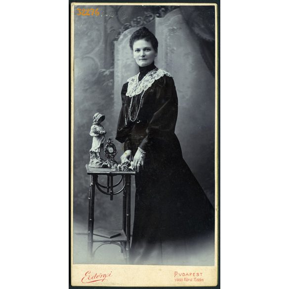 Erdényi Ignác műterme, Budapest, elegáns hölgy különös portréja, asztali óra, szobor, 1900-as évek, Eredeti kabinetfotó.  