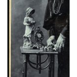 Erdényi Ignác műterme, Budapest, elegáns hölgy különös portréja, asztali óra, szobor, 1900-as évek, Eredeti kabinetfotó.  