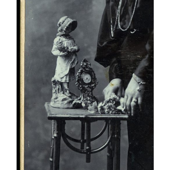 Erdényi Ignác műterme, Budapest, elegáns hölgy különös portréja, asztali óra, szobor, 1900-as évek, Eredeti kabinetfotó.  