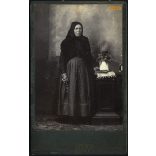 Magyar János műterme, Czibakháza (Cibakháza), hölgy népviseletben, rózsafüzérrel, Bibliával, Jász-Nagykun-Szolnok megye, helytörténet, 1890-es évek, Eredeti kabinetfotó, hátulja kopott.   