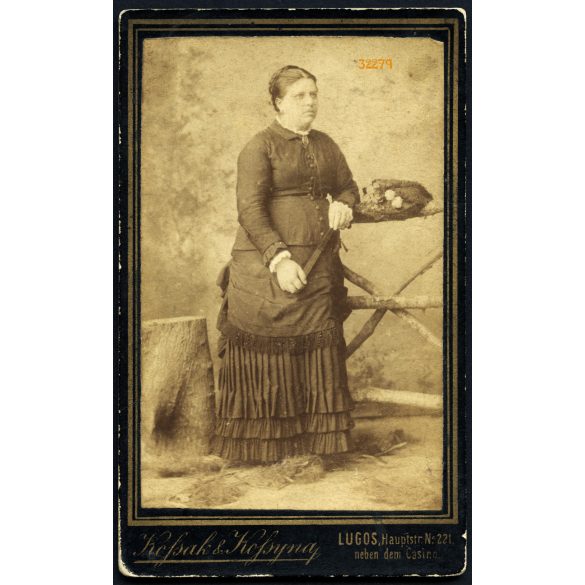 Kossak & Kossyna műterem, Lugos, Erdély, elegáns hölgy legyezővel, 1880-as évek, Eredeti CDV, mélynyomóval is jelzett vizitkártya fotó.  