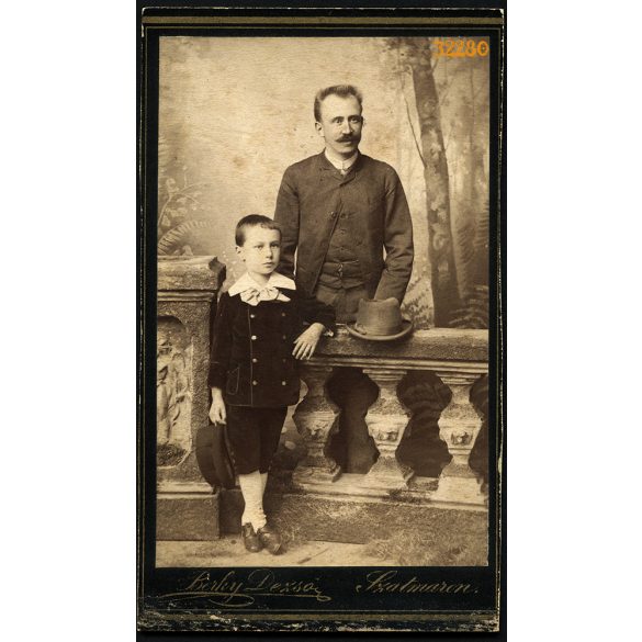 Berky műterem, Szatmár, Erdély, elegáns apa fiával, 1882 (?), 1880-as évek, Eredeti CDV, mélynyomóval is jelzett vizitkártya fotó, széle vágott.   
