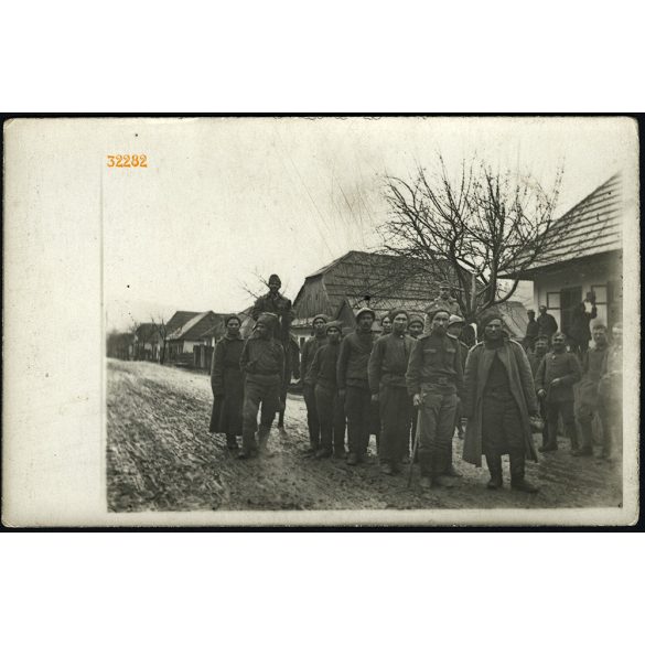 Magyar lovas katonák orosz hadifoglyokat hajtanak, keleti front, egyenruha, 1. világháború, 1910-es évek, Eredeti fotó, papírkép.  