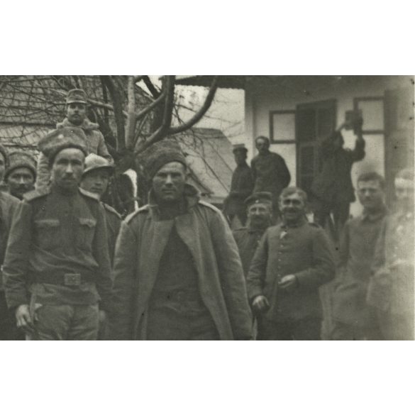 Magyar lovas katonák orosz hadifoglyokat hajtanak, keleti front, egyenruha, 1. világháború, 1910-es évek, Eredeti fotó, papírkép.  