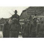 Magyar lovas katonák orosz hadifoglyokat hajtanak, keleti front, egyenruha, 1. világháború, 1910-es évek, Eredeti fotó, papírkép.  