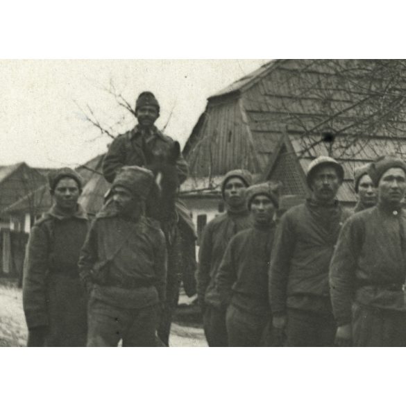 Magyar lovas katonák orosz hadifoglyokat hajtanak, keleti front, egyenruha, 1. világháború, 1910-es évek, Eredeti fotó, papírkép.  