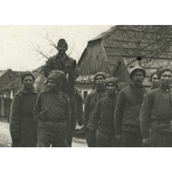 Magyar lovas katonák orosz hadifoglyokat hajtanak, keleti front, egyenruha, 1. világháború, 1910-es évek, Eredeti fotó, papírkép.  