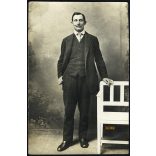 Reitter Lipót műterme, Moson, elegáns férfi bajusszal, festett háttér, Győr-Moson-Sopron megye, helytörténet, 1920-as évek, Eredeti fotó, papírkép.  