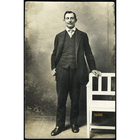 Reitter Lipót műterme, Moson, elegáns férfi bajusszal, festett háttér, Győr-Moson-Sopron megye, helytörténet, 1920-as évek, Eredeti fotó, papírkép.  