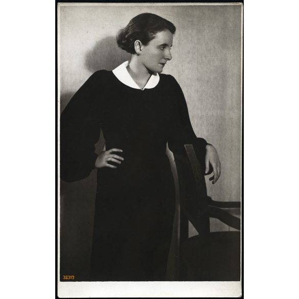 R. Alexander Borka műterme, Budapest, elegáns nő modern ruhában, modern frizurával, portré, 1930-as évek. Eredeti fotó, papírkép.   