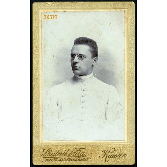 Skalnik és Fia műterem, Kassa, Felvidék, cvikkeres fiatalember portréja, pap (?),  1900-as évek, Eredeti CDV, mélynyomóval is jelzett vizitkártya fotó.  