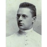 Skalnik és Fia műterem, Kassa, Felvidék, cvikkeres fiatalember portréja, pap (?),  1900-as évek, Eredeti CDV, mélynyomóval is jelzett vizitkártya fotó.  