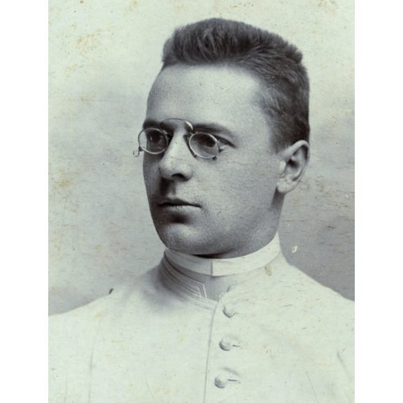 Skalnik és Fia műterem, Kassa, Felvidék, cvikkeres fiatalember portréja, pap (?),  1900-as évek, Eredeti CDV, mélynyomóval is jelzett vizitkártya fotó.  