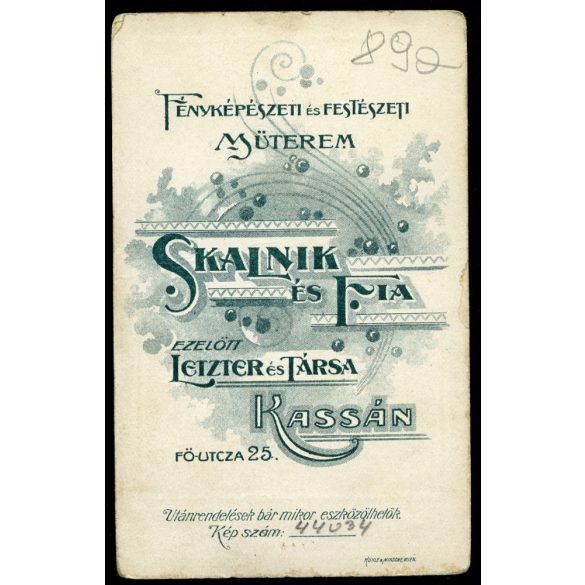 Skalnik és Fia műterem, Kassa, Felvidék, cvikkeres fiatalember portréja, pap (?),  1900-as évek, Eredeti CDV, mélynyomóval is jelzett vizitkártya fotó.  