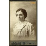 Markóczy Félix műterme, Túrkeve, elegáns hölgy gyönyörű frizurával, portré, Jász-Nagykun-Szolnok megye, helytörténet.  1900-as évek, Eredeti CDV, vizitkártya fotó.   