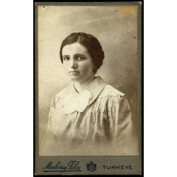   Markóczy Félix műterme, Túrkeve, elegáns hölgy gyönyörű frizurával, portré, Jász-Nagykun-Szolnok megye, helytörténet.  1900-as évek, Eredeti CDV, vizitkártya fotó.   