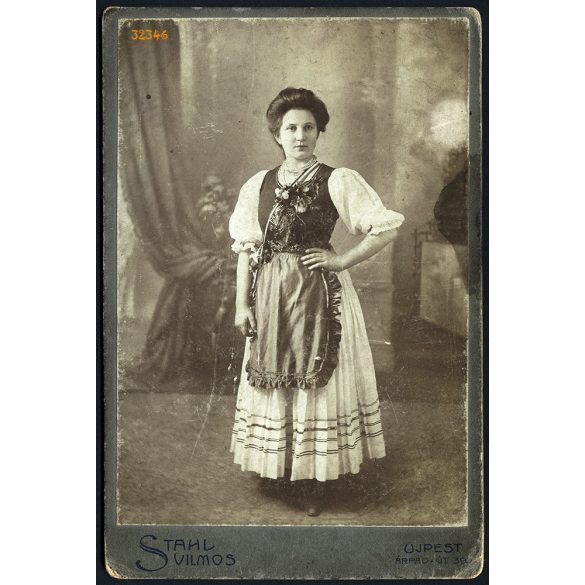 Stahl műterem, Újpest (Budapest), elegáns hölgy népi-nemzeti viseletben, festett háttér, portré, 1890-es évek, Eredeti kabinetfotó.   