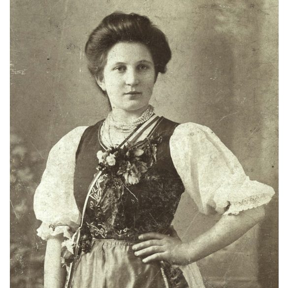 Stahl műterem, Újpest (Budapest), elegáns hölgy népi-nemzeti viseletben, festett háttér, portré, 1890-es évek, Eredeti kabinetfotó.   