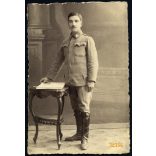 Gasché Gusztáv műterme, fiatal férfi katonai (?) egyenruhában, bajusz, 1. világháború, 1916, 1910-es évek. Eredeti fotó, papírkép, hátulján gyönyörű írás. 