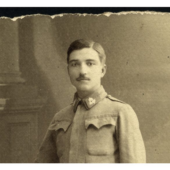 Gasché Gusztáv műterme, fiatal férfi katonai (?) egyenruhában, bajusz, 1. világháború, 1916, 1910-es évek. Eredeti fotó, papírkép, hátulján gyönyörű írás. 