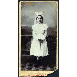   Kochanovics műterem, Liptó-Rózsahegy, Felvidék, elsőáldozó lány ünneplő ruhában, vallás, gyönyörű festett háttér, 1880-as évek, Eredeti kabinetfotó, sarkai sérültek, jobb alsó sarka hiányos. 