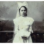 Kochanovics műterem, Liptó-Rózsahegy, Felvidék, elsőáldozó lány ünneplő ruhában, vallás, gyönyörű festett háttér, 1880-as évek, Eredeti kabinetfotó, sarkai sérültek, jobb alsó sarka hiányos. 