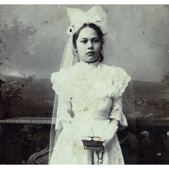 Kochanovics műterem, Liptó-Rózsahegy, Felvidék, elsőáldozó lány ünneplő ruhában, vallás, gyönyörű festett háttér, 1880-as évek, Eredeti kabinetfotó, sarkai sérültek, jobb alsó sarka hiányos. 