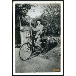   Hölgy dupla lámpás férfi kerékpáron, Magyarország, bicikli, jármű, közlekedés, 1930-as évek, Eredeti fotó, papírkép.   