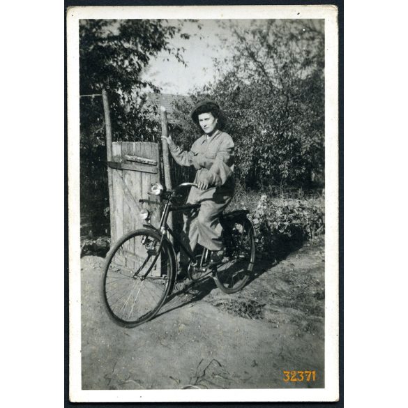 Hölgy dupla lámpás férfi kerékpáron, Magyarország, bicikli, jármű, közlekedés, 1930-as évek, Eredeti fotó, papírkép.   