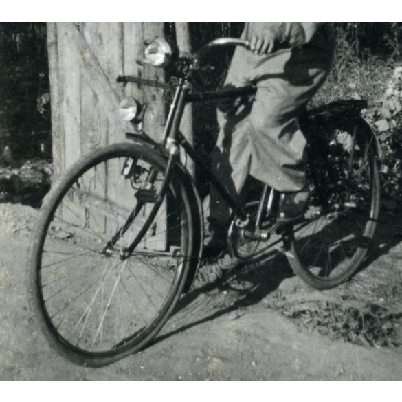 Hölgy dupla lámpás férfi kerékpáron, Magyarország, bicikli, jármű, közlekedés, 1930-as évek, Eredeti fotó, papírkép.   