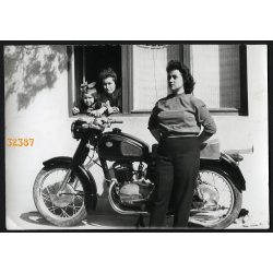   Lányok Pannonia TLF(?) 250-es motorkerékpárral, jármű, közlekedés, 1960-as évek. Eredeti fotó, papírkép.  