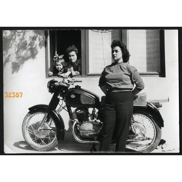 Lányok Pannonia TLF(?) 250-es motorkerékpárral, jármű, közlekedés, 1960-as évek. Eredeti fotó, papírkép.  