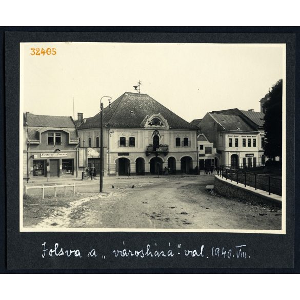 Városháza, Jolsva, Felvidék, üzletek, kirakatok, magyar feliratok, helytörténet, 1940, 1940-es évek, Eredeti fotó, kartonra ragasztott papírkép.  